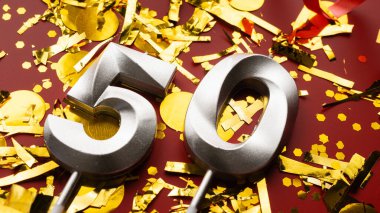 Kırmızı bayramda konfeti arkaplanlı 50 numaralı doğum günü rakamı. 50 'inci yaş günü. Doğum günü, yıldönümü ve tarih kavramı. yakın plan