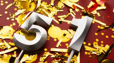Kırmızı şenlikte konfeti arkaplanlı 51 numaralı doğum günü rakamı. 51 'inci yaş günü. Doğum günü, yıldönümü ve tarih kavramı. yakın plan