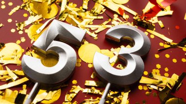 Kırmızı bayramda konfeti arkaplanlı 53 numaralı doğum günü rakamı. 53 'üncü yaş günü. Doğum günü, yıldönümü ve tarih kavramı. yakın plan
