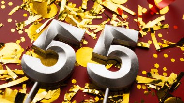 Kırmızı bayramda konfeti arkaplanlı 55 numaralı doğum günü rakamı. 55 'inci yaş günü. Doğum günü, yıldönümü ve tarih kavramı. yakın plan