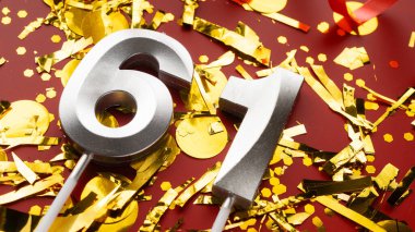 Kırmızı bayramda konfeti arkaplanlı 61 numaralı doğum günü rakamı. Altmış birinci yaş günü. Doğum günü, yıldönümü ve tarih kavramı. Boşluğu kopyala