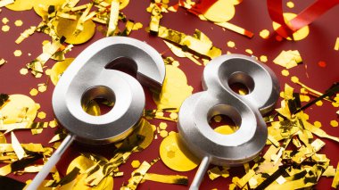 Kırmızı şenlik programında konfeti arkaplanlı 68 numaralı doğum günü rakamı. 68 'inci yaş günü. Doğum günü, yıldönümü ve tarih kavramı. Boşluğu kopyala