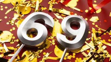 69. Kırmızı Şenlik 'te konfeti arka planında doğum günü rakamı. 69 'uncu yaş günü. Doğum günü, yıldönümü ve tarih kavramı. Boşluğu kopyala