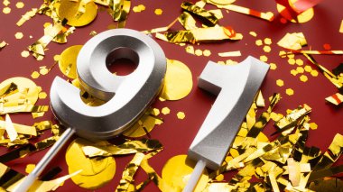 Kırmızı bayramda konfeti arkaplanlı 91 numaralı doğum günü rakamı. Doksan birinci yaş günü. Doğum günü, yıldönümü ve tarih kavramı. Boşluğu kopyala