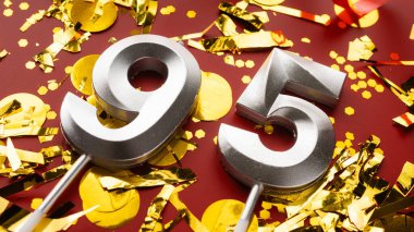 Kırmızı bayramda konfeti arkaplanlı 95 numaralı doğum günü rakamı. Doksan beş yaş günü. Doğum günü, yıldönümü ve tarih kavramı. Boşluğu kopyala