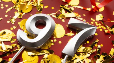 Kırmızı şenlik programında konfeti arkaplanlı 97 numaralı doğum günü rakamı. Doksan yedi yaş günü. Doğum günü, yıldönümü ve tarih kavramı. Boşluğu kopyala