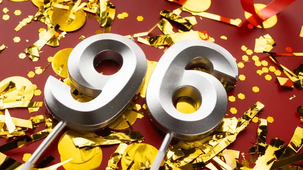Kırmızı bayramda konfeti arkaplanlı 96 numaralı doğum günü rakamı. 96 'ncı yaş günü. Doğum günü, yıldönümü ve tarih kavramı. Boşluğu kopyala