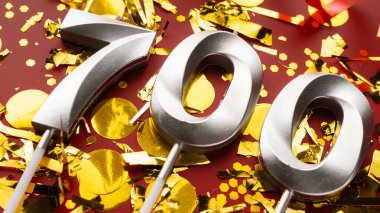 Şenlik arka planı. 700 takipçi kartı. Büyük gümüş rakamlar. Sosyal ağlar ve bloglar için şablon. 700 çevrimiçi topluluk hayranı veya abonesi. Boşluğu kopyala