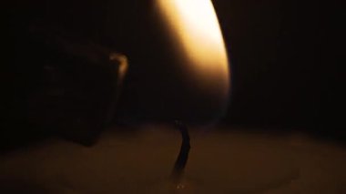 Karanlıkta yanan bir mum. Geceleri mum ışığı..