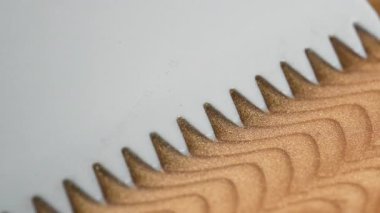 Dudak parlatıcısı, oje ve makyaj malzemesi. Altından yapılmış altın renginde altın renginde renkler. Plastik bir kazıyıcı kullanarak altın metalik boyayla boyamak. yakın plan