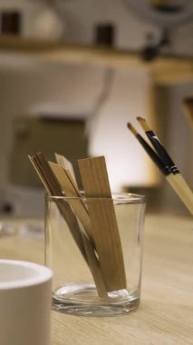 El yapımı mum yapıyorum. Kadın eli mum yapımı için cam bardaktan tahta fitil alır. Dikey video