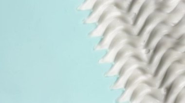 Beyaz kremsi doku uygulanıyor, hafif fırça darbesi yakın çekim. Makro çekim. en üstteki görünüm