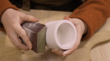 Yaratıcı hobi kavramı. Mum Tutucu evde yapıyor. Mumlar için dekoratif şamdan yapan kadın.