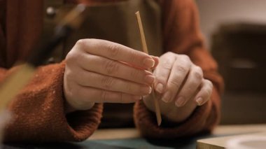 Evde yaratıcı bir hobi. Kadın dekoratif aroma mumu yapıyor. Tahta filizler. Mum yapma kavramı.