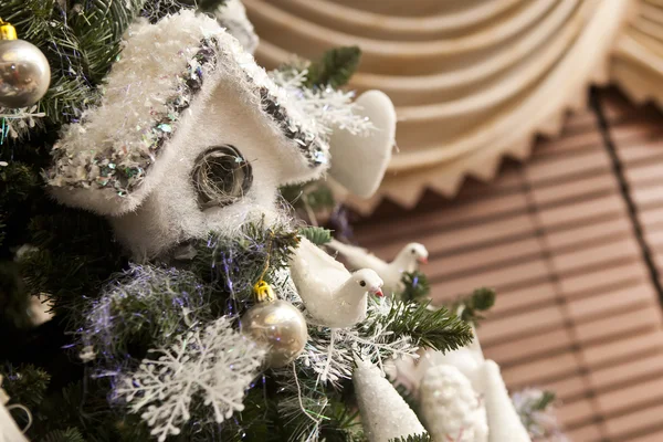 Albero di Natale con decorazioni bianche — Foto Stock