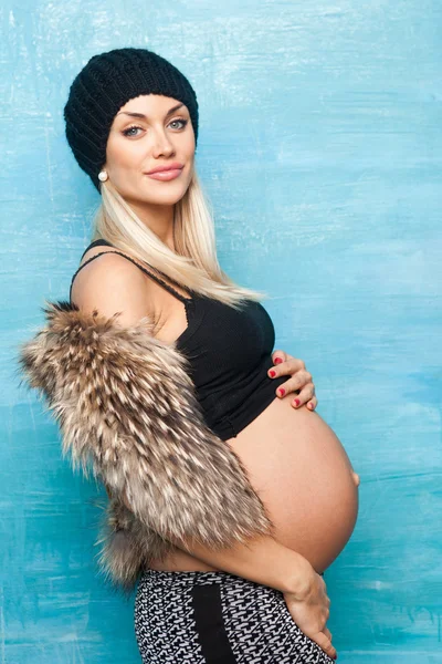 Donna incinta accarezzando la pancia — Foto Stock