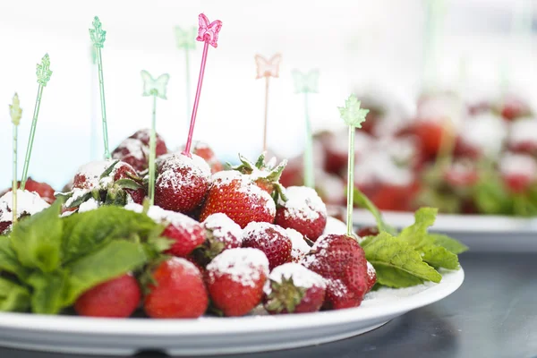 Assiette de fraises fraîches mûres — Photo