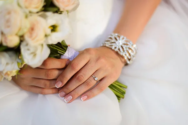 Hermoso ramo de boda, manicura francesa —  Fotos de Stock