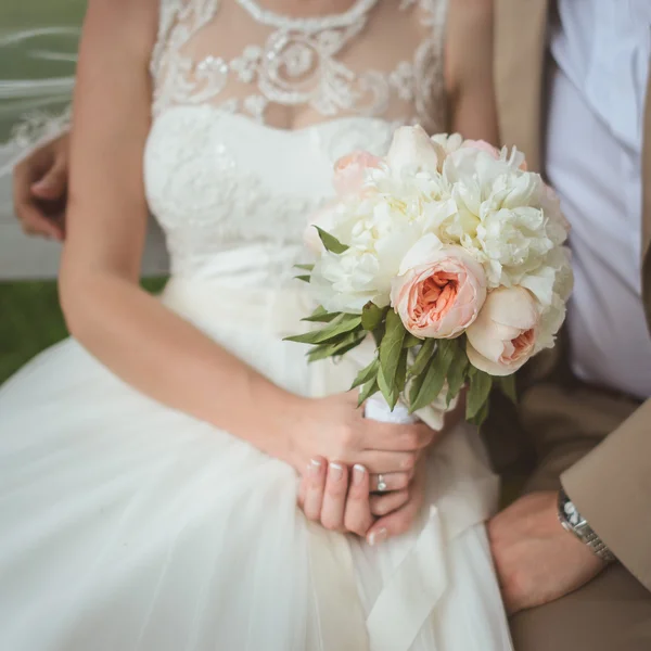 Belo buquê de casamento de peônias — Fotografia de Stock