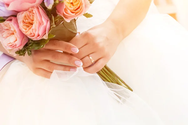 Beautiful wedding bouquet, french manicure — Stock Photo, Image