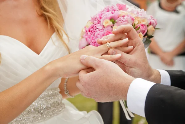 Noivo colocando anel no dedo noivas — Fotografia de Stock