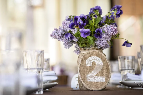 Table decor with flowers, number — Stock Photo, Image