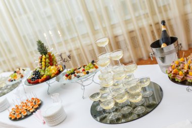 stand-up parti, şampanya piramit