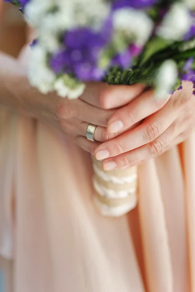 Svatební kytice, manikúra — Stock fotografie
