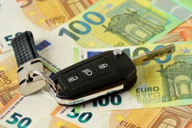 Avro banknotlarındaki araba anahtarı - Para ve araba harcamaları kavramı