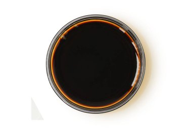 Beyaz arka plan üzerinde cam kase soya sosu