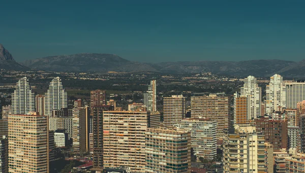 Benidorm modern felhőkarcolói. Costa Blanca szálláshelyén. Spanyolország — Stock Fotó
