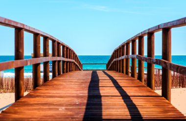 Sahile giden tahta tahta kaldırım.