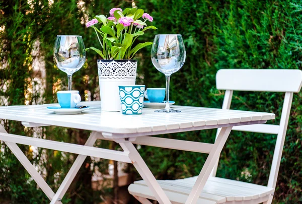 Table setting outdoors — Stock Photo, Image