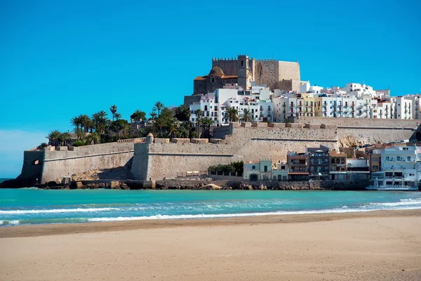 Castillo de Peñíscola, vista desde la playa. España — Foto de Stock