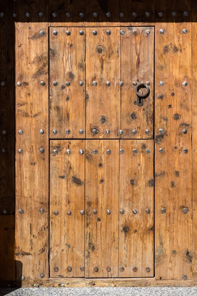 Porta de madeira antiga com alça de metal — Fotografia de Stock