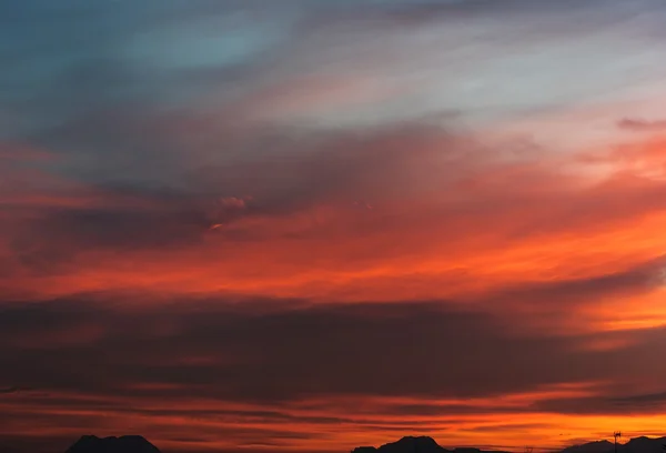 Schöner heller Sonnenuntergang — Stockfoto