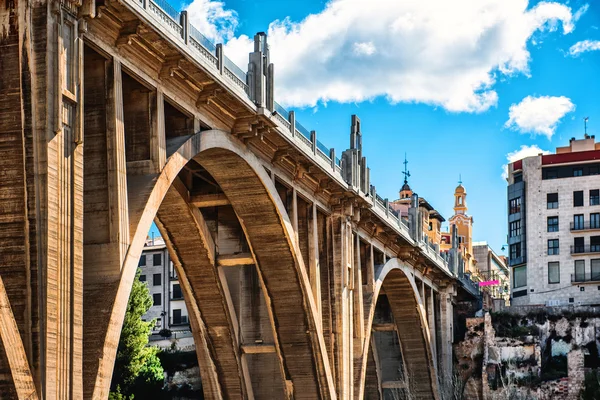 San jordi (st. georges) brücke in alkoven stadt. Spanien — Stockfoto