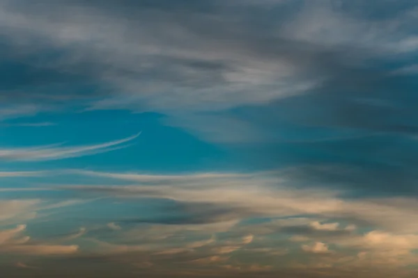 Прекрасний захід сонця. Хмарне небо. Синій, білий і сірий кольори — стокове фото