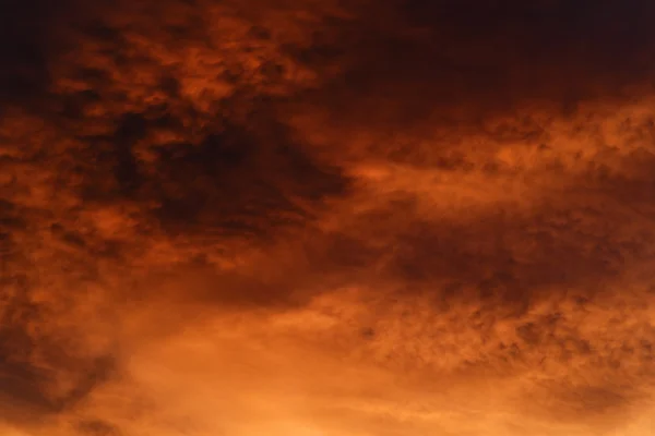 Náladová obloha. Západ slunce s nadýchanými mraky — Stock fotografie