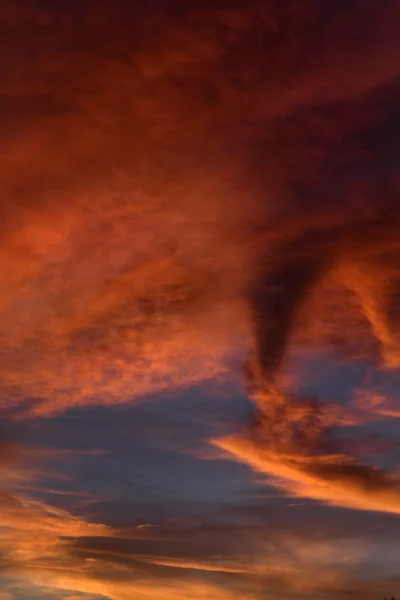 Schöner heller Sonnenuntergang — Stockfoto