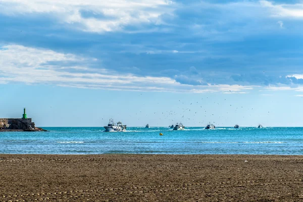 Boats returning from fishing to the port — Stock Photo, Image