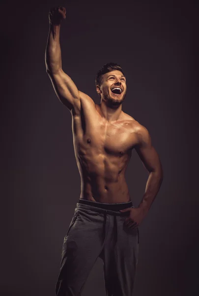 Atletische jongeman poseren, studio shot — Stockfoto