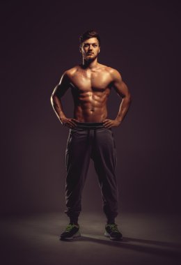 Atletik genç adam, stüdyo vurdu