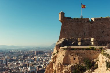 Santa Barbara Castle ve Alicante şehrin havadan görünümü