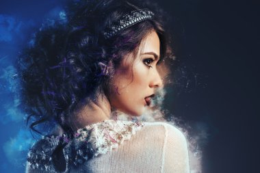 Profil muhteşem genç bir kız. Dijital efektler ile görüntü