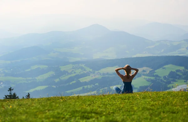 Woman sitting on mountain top. Austria — Stock Photo, Image