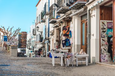 Hediyelik eşya mağazaları eski şehir Peniscola içinde. İspanya