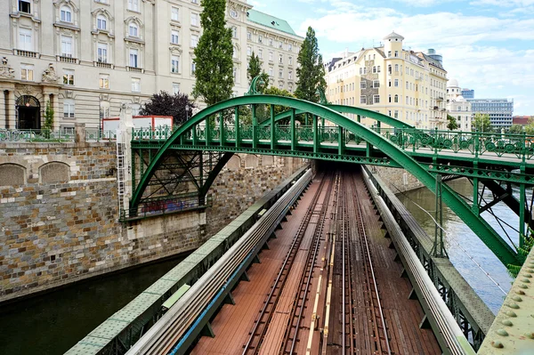 Nehrin karşısındaki Zollamtssteg Köprüsü. Viyana şehri. Avusturya — Stok fotoğraf
