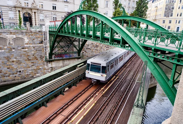 Zollamtssteg Brücke über den Fluss. Wien-Stadt. Österreich — Stockfoto