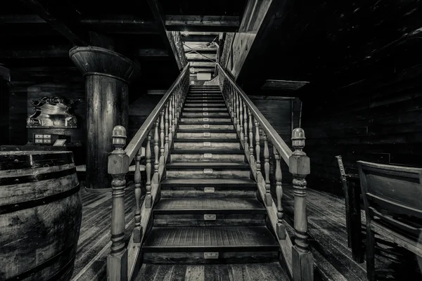 Escadaria de madeira. Interior do velho navio pirata . — Fotografia de Stock